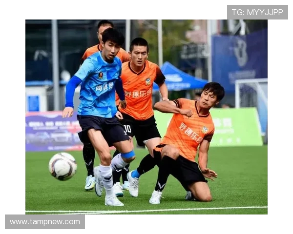 大连人对决重庆人激战正酣双方全力争胜展现足球激情与团队精神