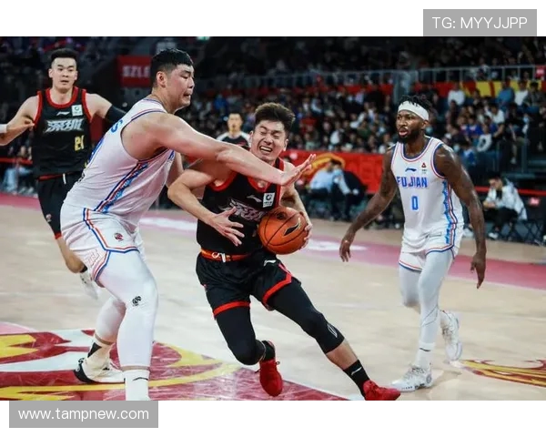 防守正义与独立队的激烈对抗揭示了篮球战术的深层次博弈与团队精神